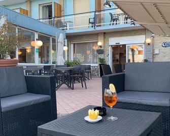Hotel Svizzera - Taggia - Binnenhof