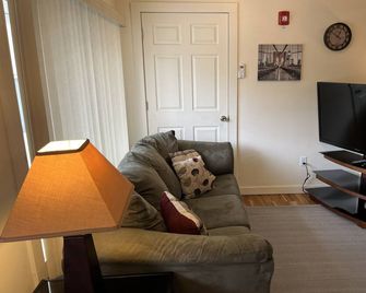 City Fox 3, #3 of 4 recent renovation in Oneonta, convenient to All Star Village - Oneonta - Huiskamer