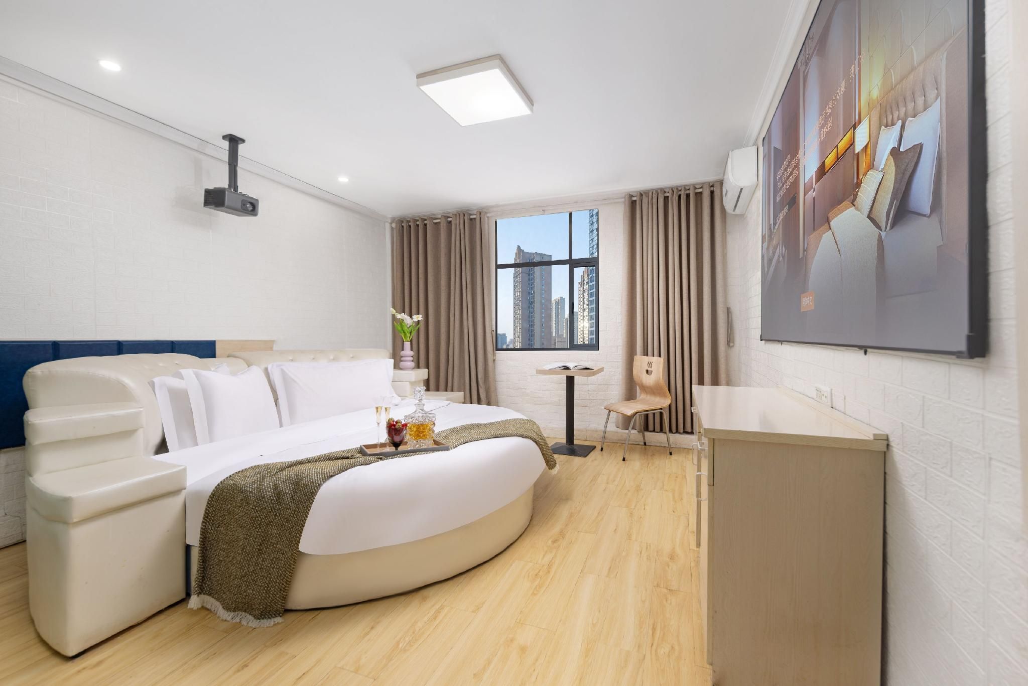Hello Light Hotel Hankou Railway Station Flagship Store thumbnail 3