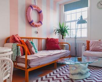 'The Courtyard Suite' by Margate Suites - Margate - Living room