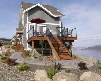 Peaceful Lake View Cottage, La Casa Resort, Okanagan Lake - Fintry - Building