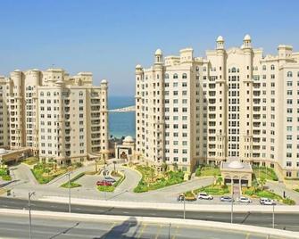 Royal Club at Palm Jumeirah - Dubai - Building
