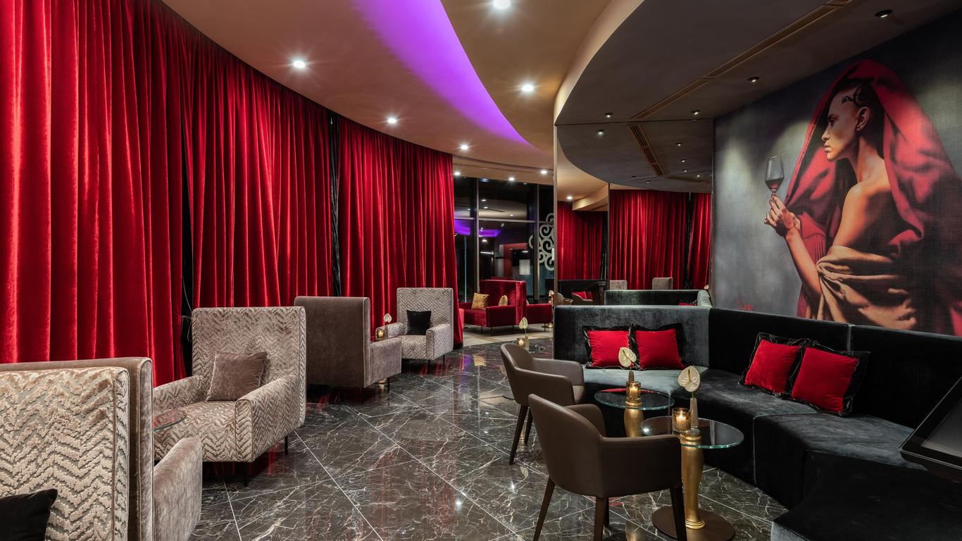 ليوناردو رويال هوتل فينيس ميستري