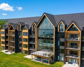 Bright Condo with Pool and Stunning View - Baie-Saint-Paul - Bygning
