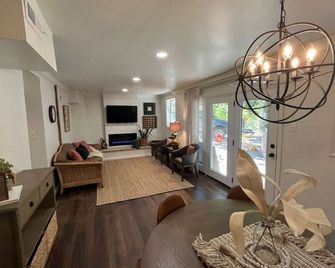 Harmony Basement · Lovely Space for a Getaway- 10 minutes to DT Knox - Knoxville - Living room