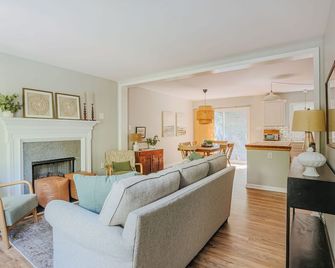Stuart Cottage: Walk to downtown + Sleeps 8 - Staunton - Wohnzimmer