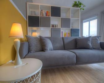 First floor studio apartment seconds from Balluta Bay IPAP1-1 - Sliema - Wohnzimmer