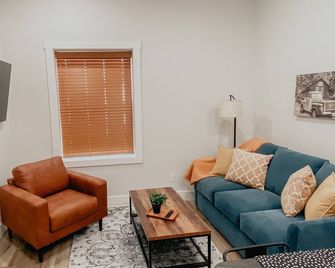Brand New Luxurious Downtown Loft! The Atlas! - Dodge City - Olohuone
