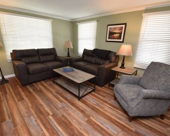 20 min Walk to ND 3 Bedroom 2 Bath Home 54475 - Mishawaka - Living room