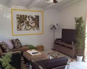 20 Second walk to the Beach & Bay - Newport Beach - Salon