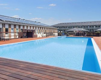 4 Person Holiday Park Home in Fano - Fano - Басейн