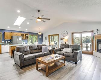 Private Lakefront Retreat w/ Hot Tub, Deck & Views - Spicer - Sala de estar