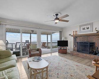Bryant Cottage home - Pine Knoll Shores - Living room