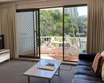 St Tropez Apartments - Surfers Paradise - Stue