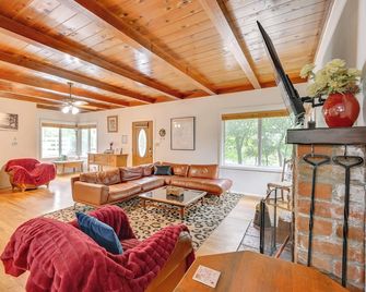 Home 3 Mi to Main St Julian: Great for Groups! - Julian - Wohnzimmer