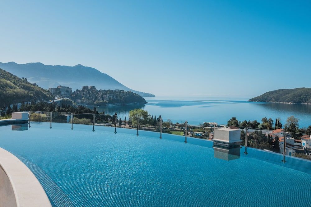 إبيروستار ويفز سلافيجا - بودفا - حوض السباحة