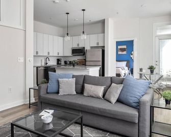 Spacious 2BD with Private Balcony and Free Parking - Charlotte