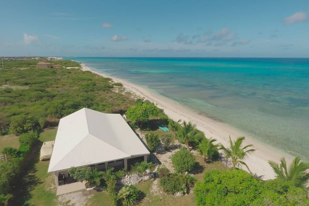 Corktree Beach House - Modern, Beachfront 2bd/3ba home with central AC - Cockburn Town - Strand