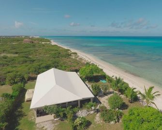Corktree Beach House - Modern, Beachfront 2bd/3ba home with central AC - Cockburn Town - Strand