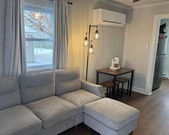 Conveniently located, cozy units designed with the business traveler in mind. - Vincennes - Wohnzimmer