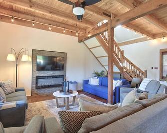 Lofty Vibes | Vineyard Views - Carlton - Living room