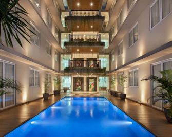 فندق أول نايت آند داي - ألام سوتيرا - Tangerang City - حوض السباحة