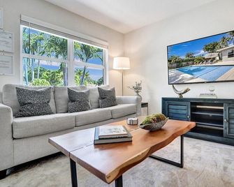 The Zen Den - Heated pool - One mile to heart of The Drive - Wilton Manors - Living room