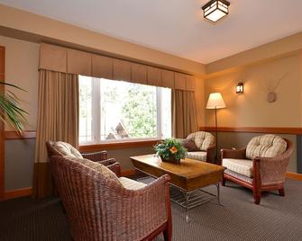 Spacious Sidney 1 Bedroom Garden View Condo Close to Beaches and Ocean - Sidney - Living room