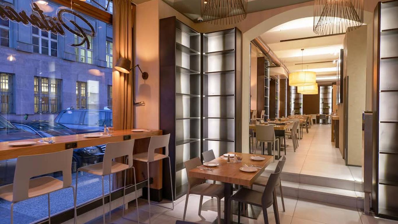 فندق Golden Crown