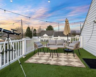 Lux 4br 3ba, hot tub, stargazing, HUGE gameroom, 10 min to Summersville Lake - Summersville - Balkón