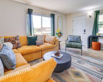 Central Albuquerque Getaway w/ Hot Tub & Grill! - Alburquerque - Sala de estar