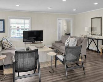 Hot Tub Mere Steps from the Beach - Seaside - Salon