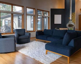 Hood Canal Lux Waterfront Group Retreat - Silverdale - Soggiorno