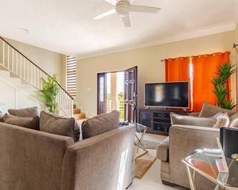 Modern 2br House w Pool and Sea View in Ocho Rios - Ocho Rios - Living room