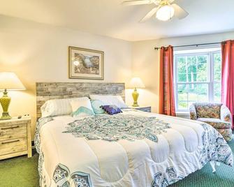 Pigeon Retreat with Community Pool and Hot Tub! - Pigeon - Bedroom