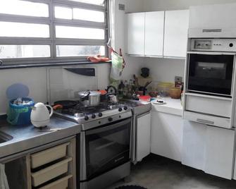 Confortable Suite in a Cozy House Excelent Location and Transport Acess - São Paulo - Cocina