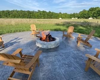 Off Map Glamping - South Haven - Patio