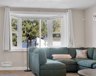 Traveler's Place of Belleville - Belleville - Living room