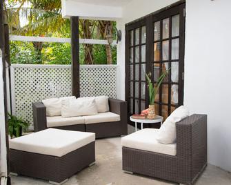 Tingum Village Hotel - Dunmore Town - פטיו