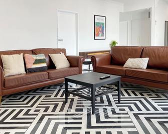 6mins to airport Large Family House - Auckland - Living room