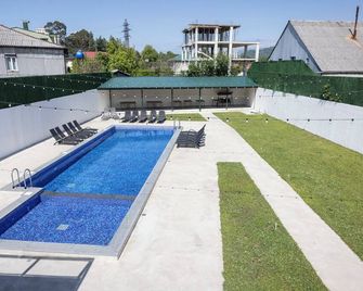 Gardenville Batumi - Batum - Piscina