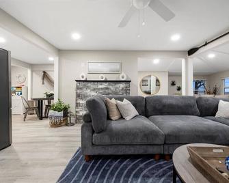 Park- Entire Home Sleeps 21 - Sylvan Beach - Sala de estar