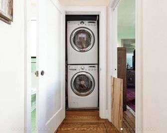 This condominium is a 2 bedroom(s), 2 bathrooms, located in San Francisco, CA. - San Francisco - Laundry facility