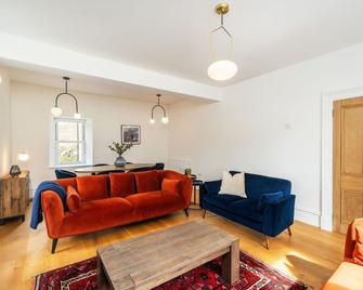 Kirkton Family Farmhouse with Hot Tub, Alford, Aberdeenshire - Alford - Sala de estar