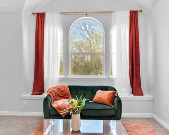 Luxe Group stay 3000 SQ FT with Theater, Games & Outdoor Entertainment - Grand Prairie - Living room