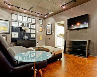 The Gallery - the perfect location in Ocean Springs! Walk to downtown! - Ocean Springs - Bedroom