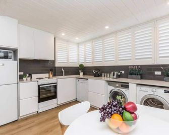 Bondi Beach Spacious Apartment - Sydney - Küche