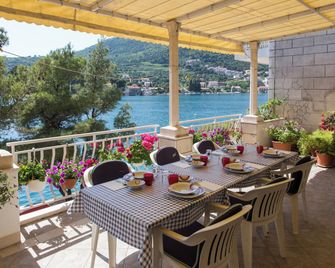 Villa Malfi - Zaton - Balcón