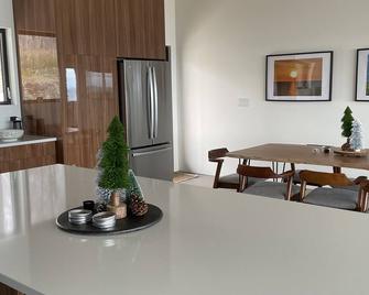 New Modern Oceanfront Home with Year-round Hot Tub - Antigonish - Dining room