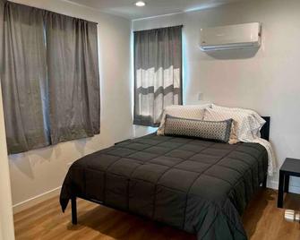 Cheerful Home.Next to ULV ina Safe Neighborhood. - La Verne - Bedroom
